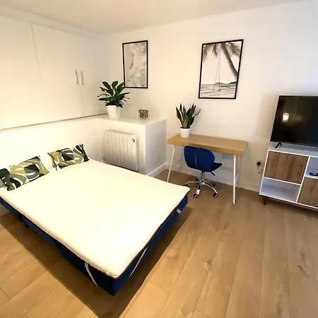 Redhill Town Centre Garden Flat Apartment Exterior photo