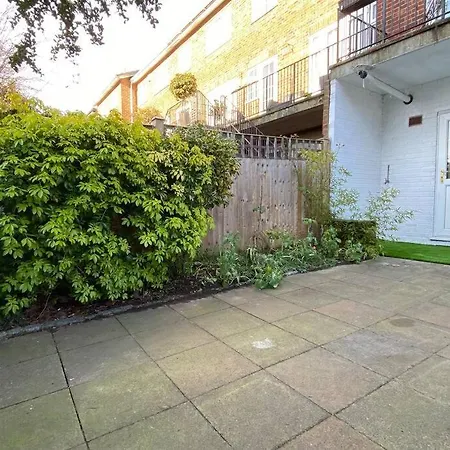 Redhill Town Centre Garden Flat Apartment Exterior photo