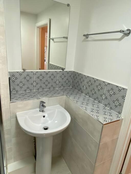 Redhill Town Centre Garden Flat Apartment *