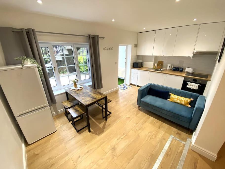 Redhill Town Centre Garden Flat *